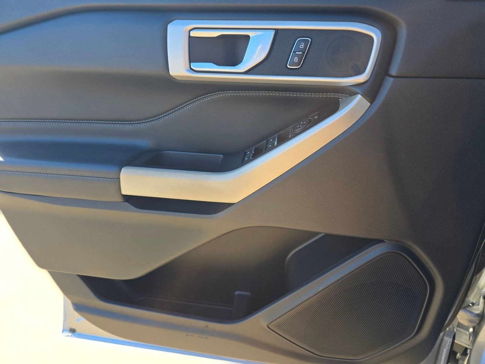 Used 2020 Ford Explorer XLT w/ Equipment Group 202A image 11