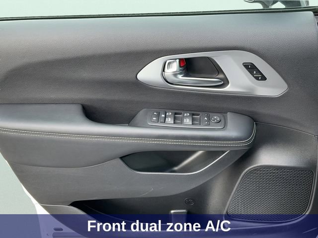 Used 2025 Chrysler Pacifica Limited image 14