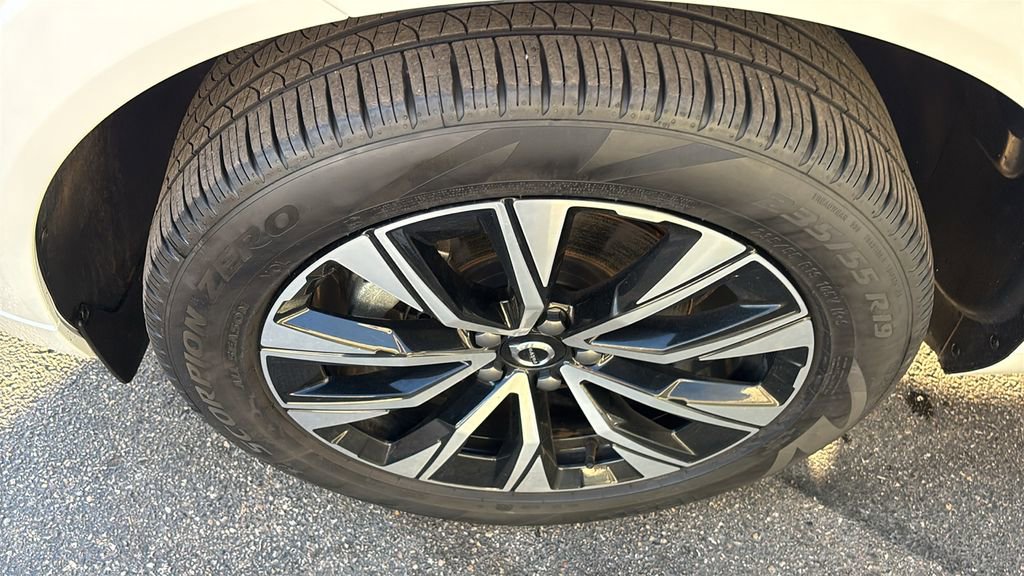 Certified 2025 Volvo XC60 B5 Plus AWD/4WD image 32
