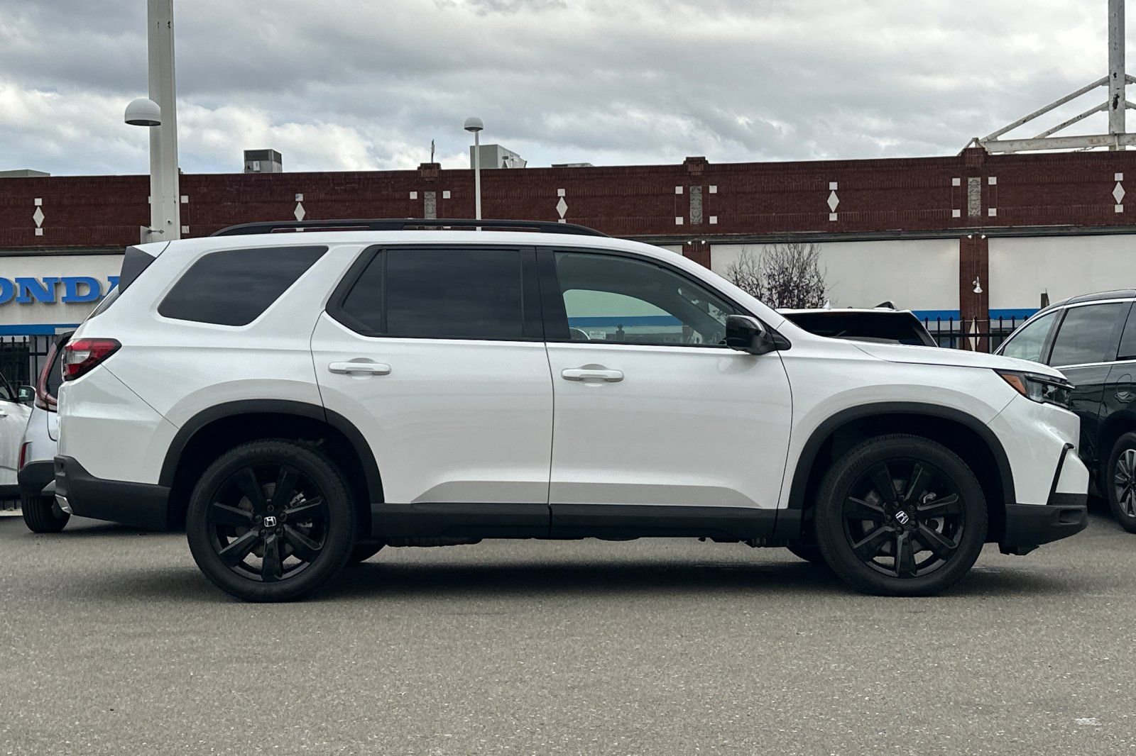 Used 2025 Honda Pilot Black Edition image 3