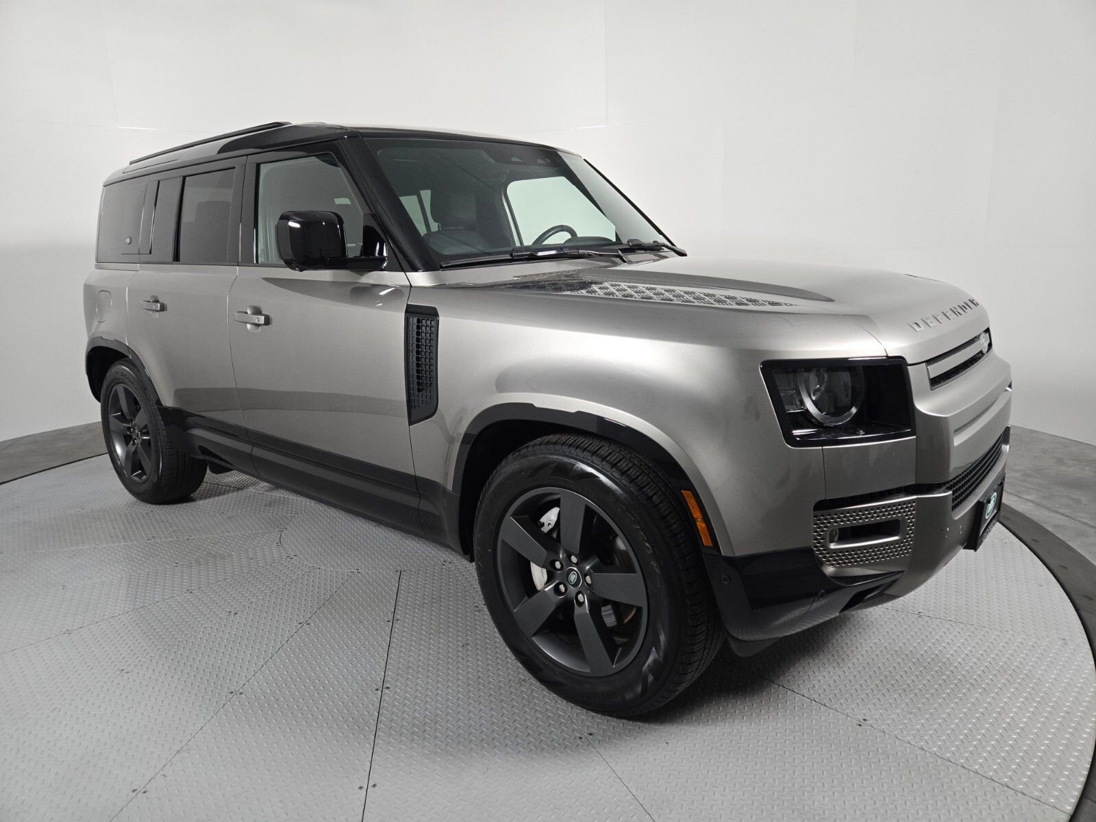 Used 2024 Land Rover Defender 110 X-Dynamic SE AWD/4WD image 16