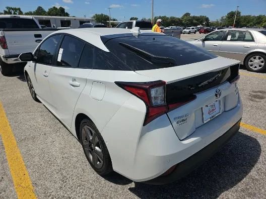 Used 2022 Toyota Prius XLE FWD image 2