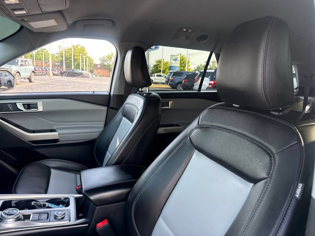 Used 2023 Ford Explorer XLT w/ Equipment Group 202A AWD/4WD image 29