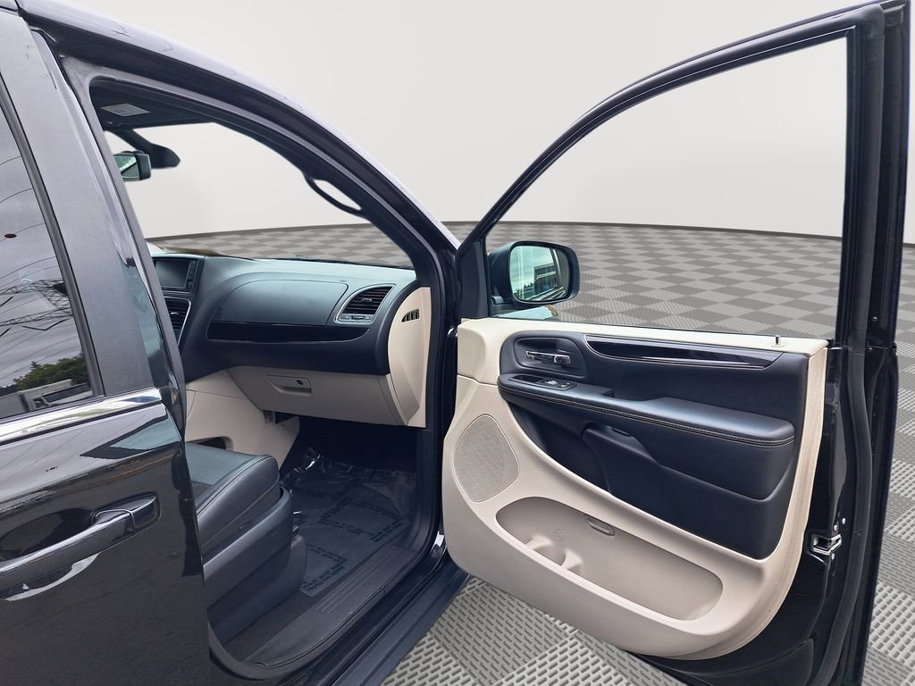 Used 2020 Dodge Grand Caravan SXT image 17