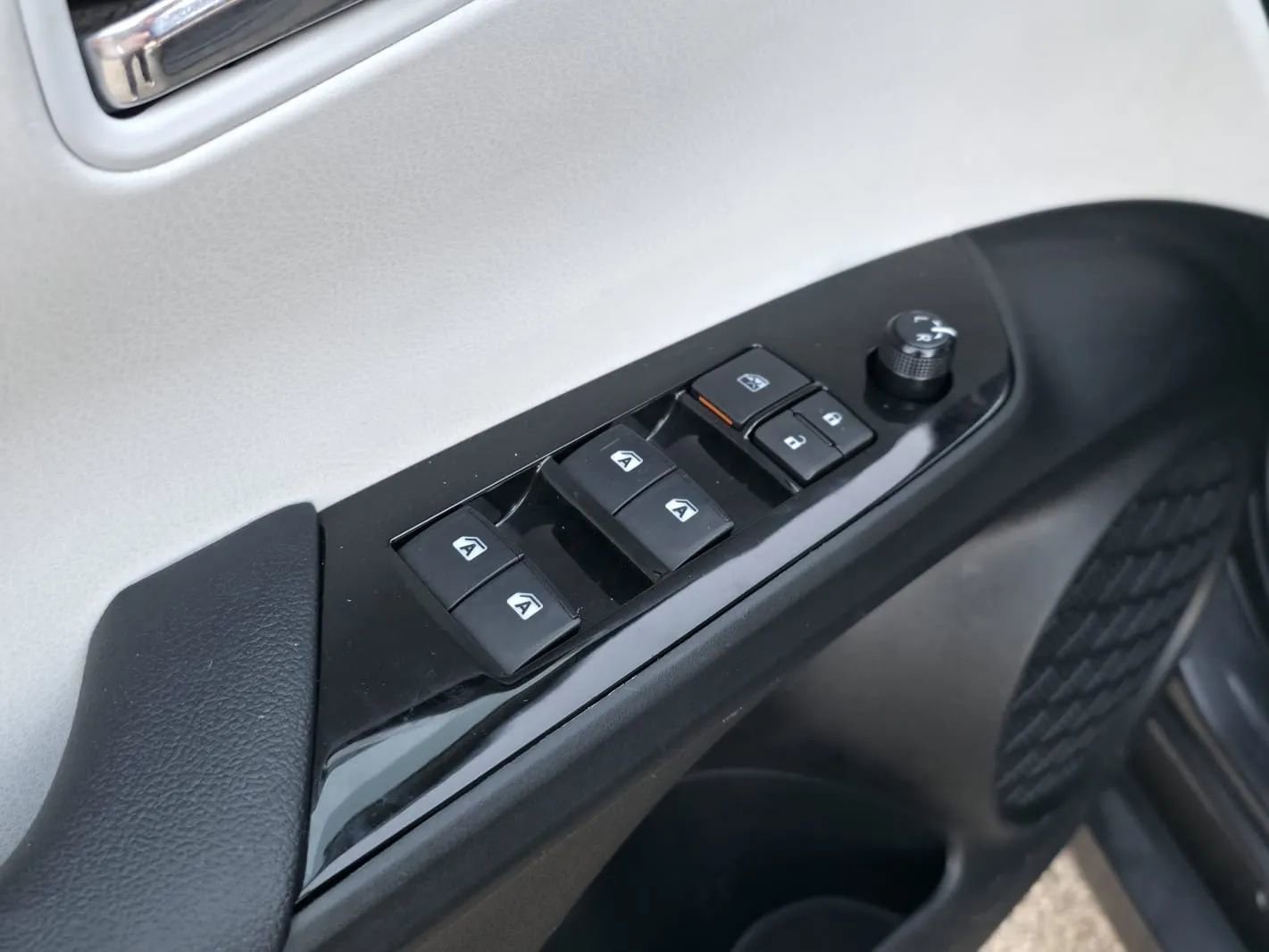 Used 2018 Toyota Prius Prime Premium image 29