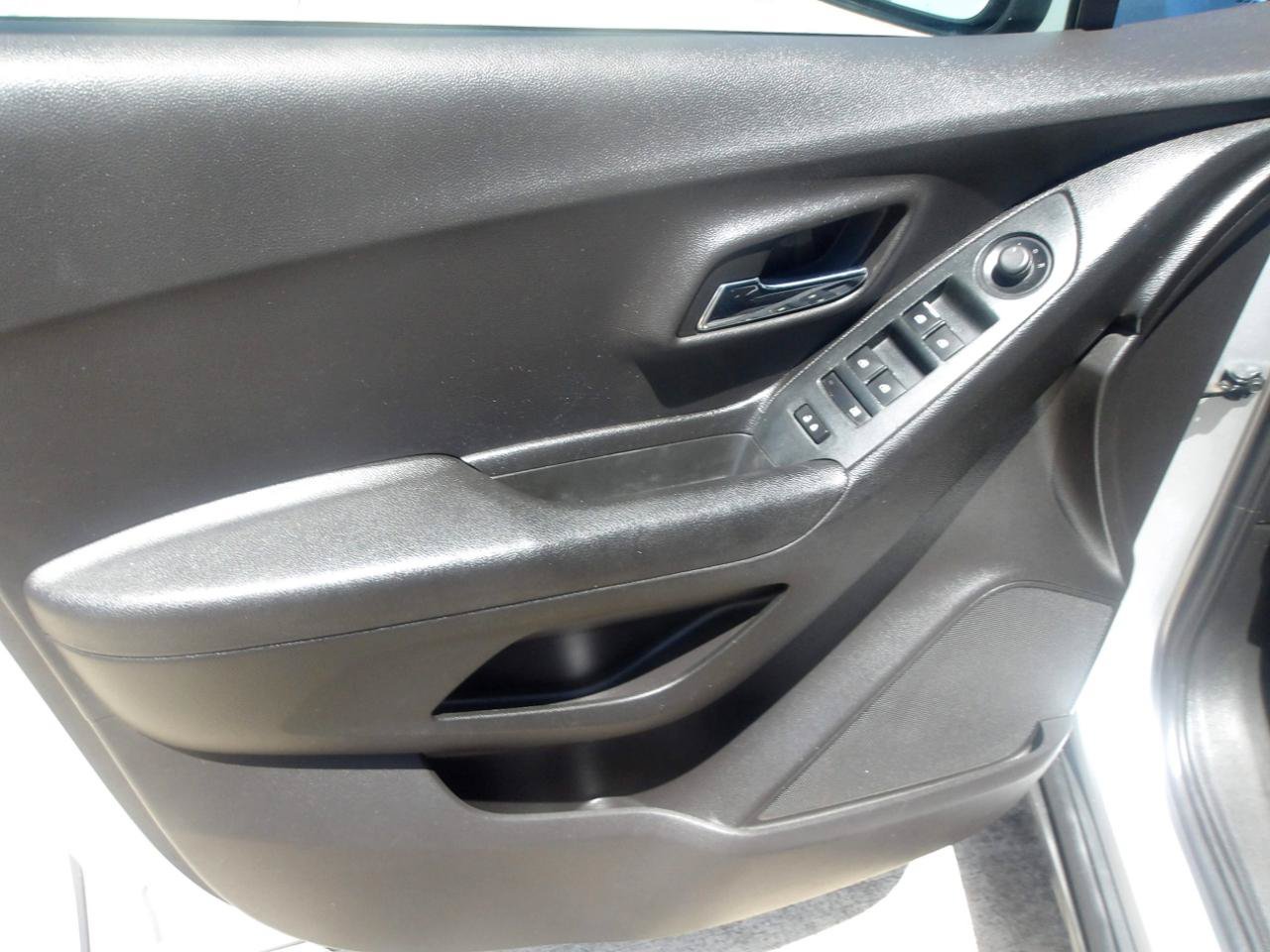 Used 2018 Chevrolet Trax LS FWD image 18