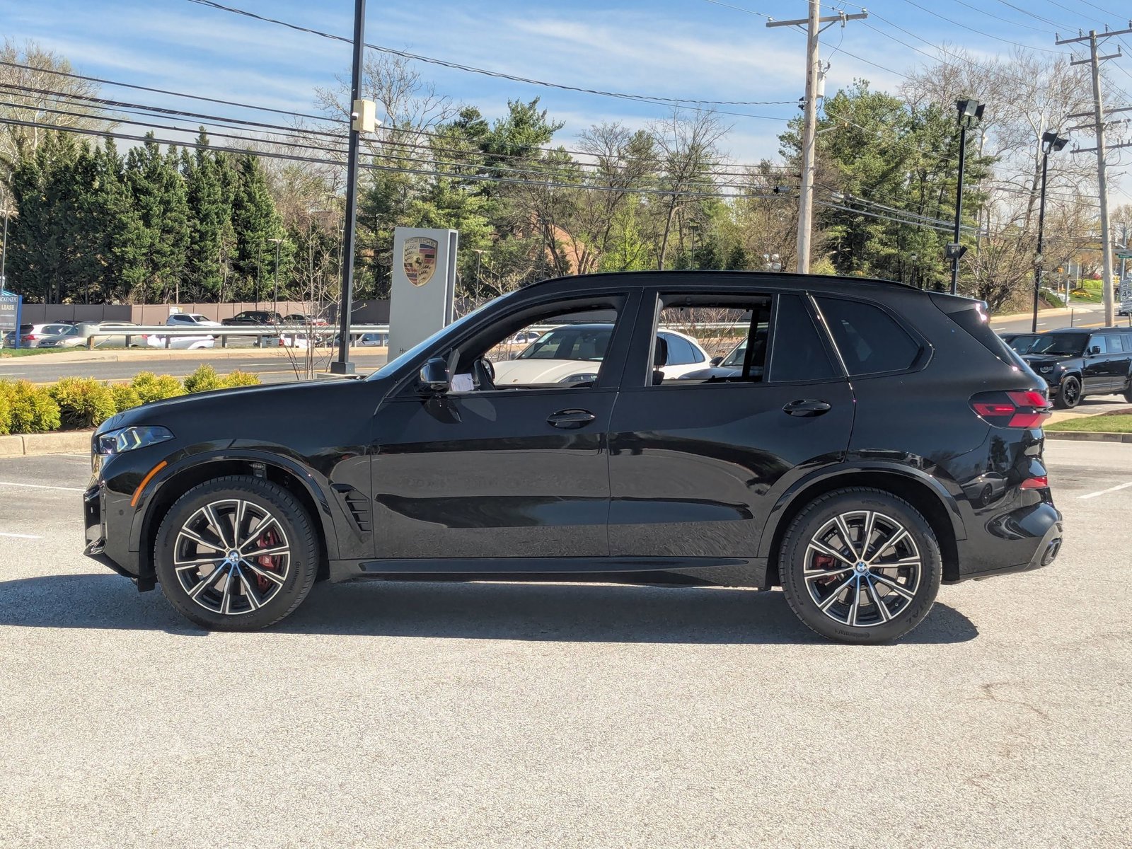 Used 2025 BMW X5 M60i w/ Executive Package image 2