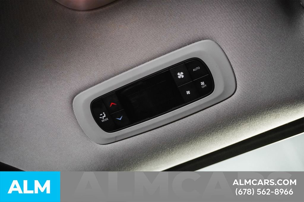 Used 2024 Chrysler Pacifica Select image 55