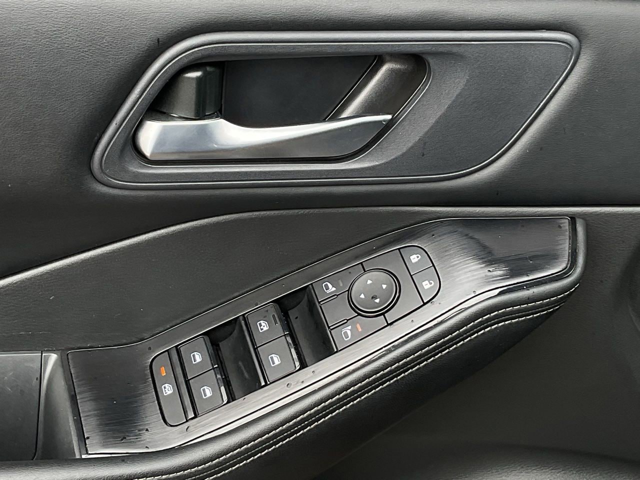 Used 2025 Nissan Rogue SV FWD image 13
