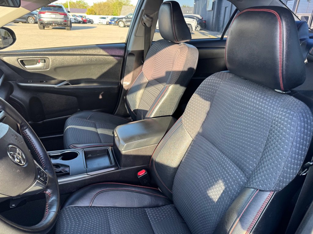 Used 2015 Toyota Camry SE w/ Moonroof Package FWD image 23