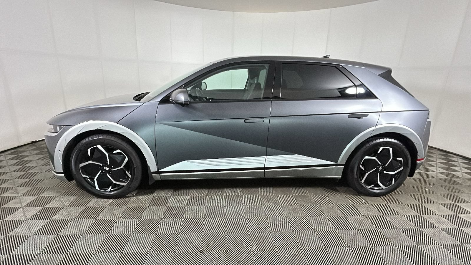 Used 2023 Hyundai Ioniq 5 Limited w/ Cargo Package RWD image 7