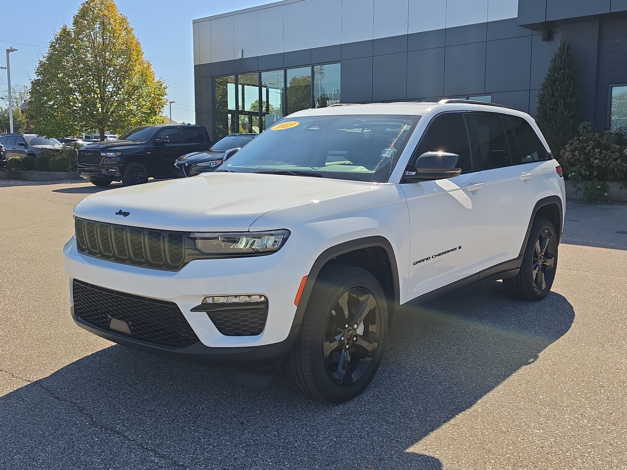 Used 2023 Jeep Grand Cherokee Limited w/ Black Appearance Package AWD/4WD image 3