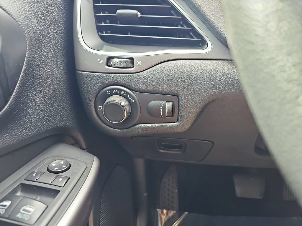 Used 2021 Jeep Cherokee Latitude FWD image 33