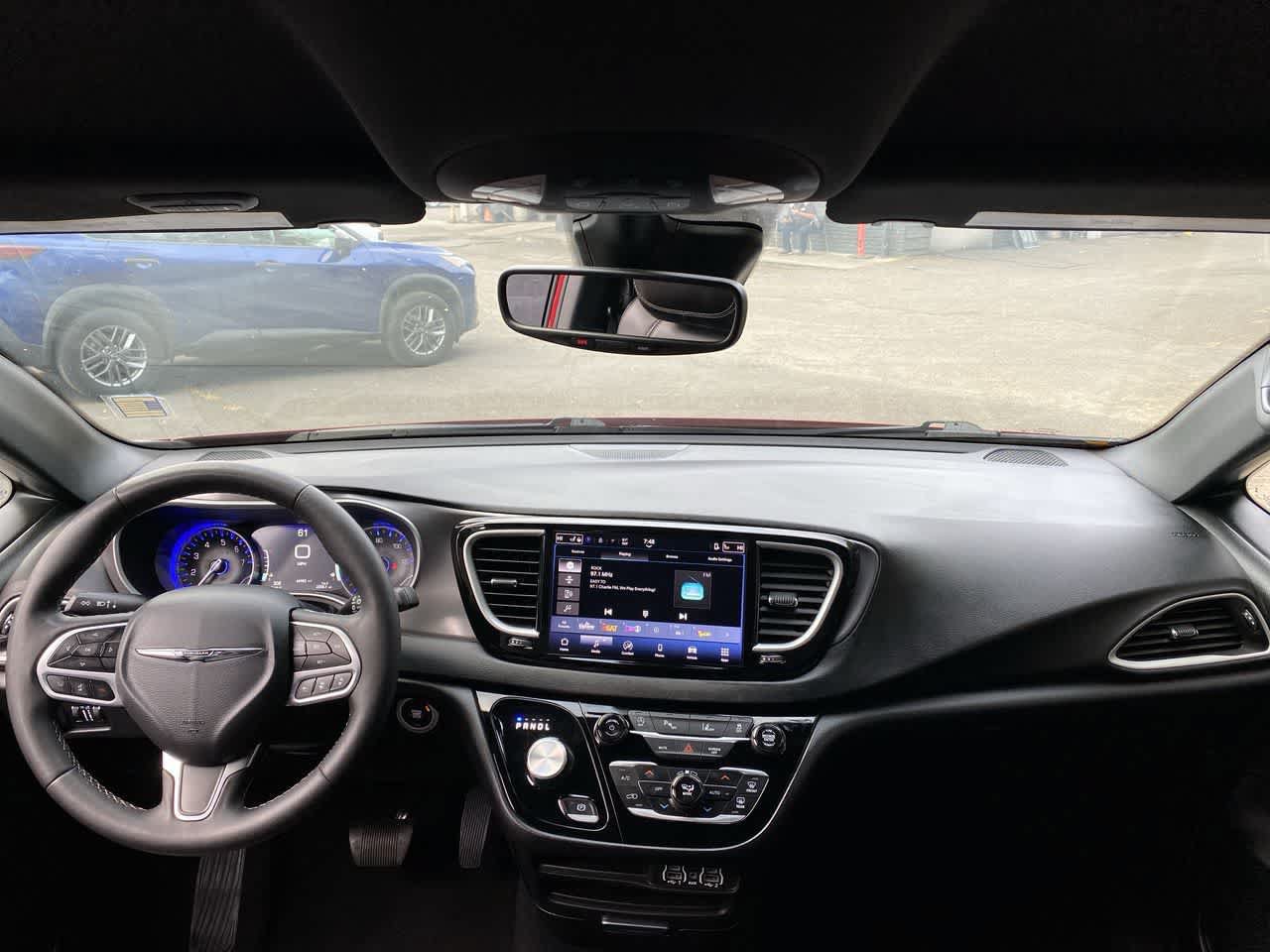 Used 2025 Chrysler Pacifica Select FWD image 11