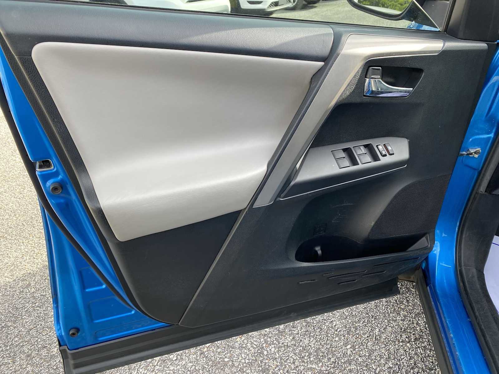 Used 2018 Toyota RAV4 XLE image 26