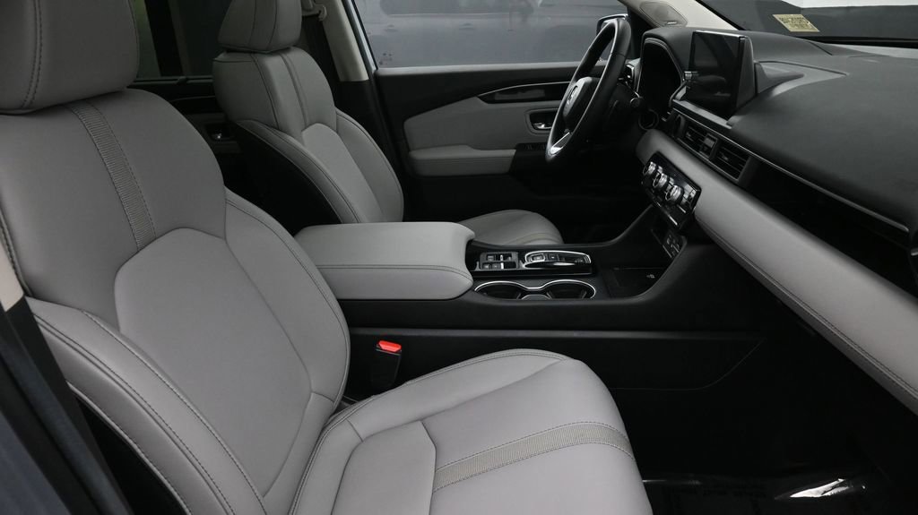 Used 2025 Honda Pilot Touring image 2