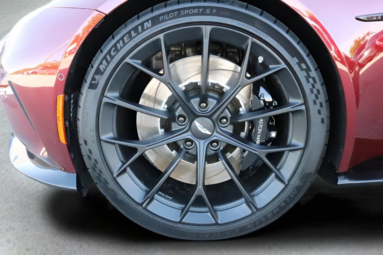Used 2026 Aston Martin V8 Vantage Coupe RWD image 9