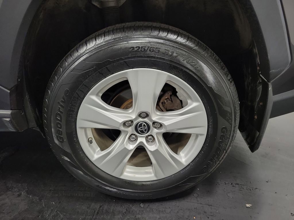 Used 2021 Toyota RAV4 LE AWD/4WD image 10