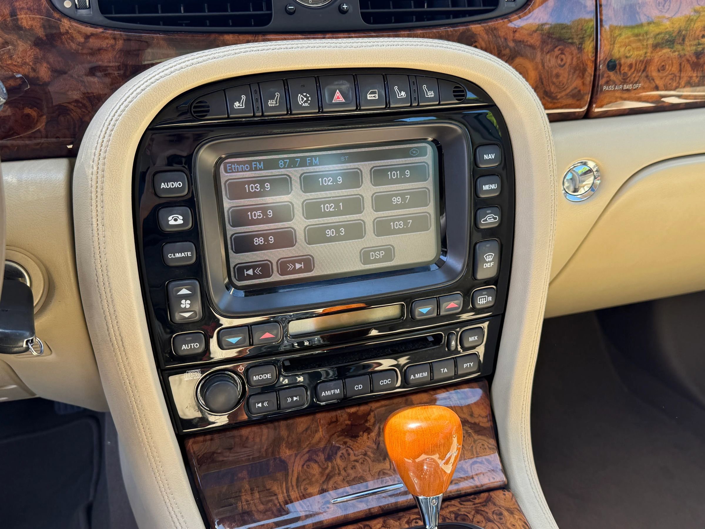 Used 2008 Jaguar XJ8 image 22