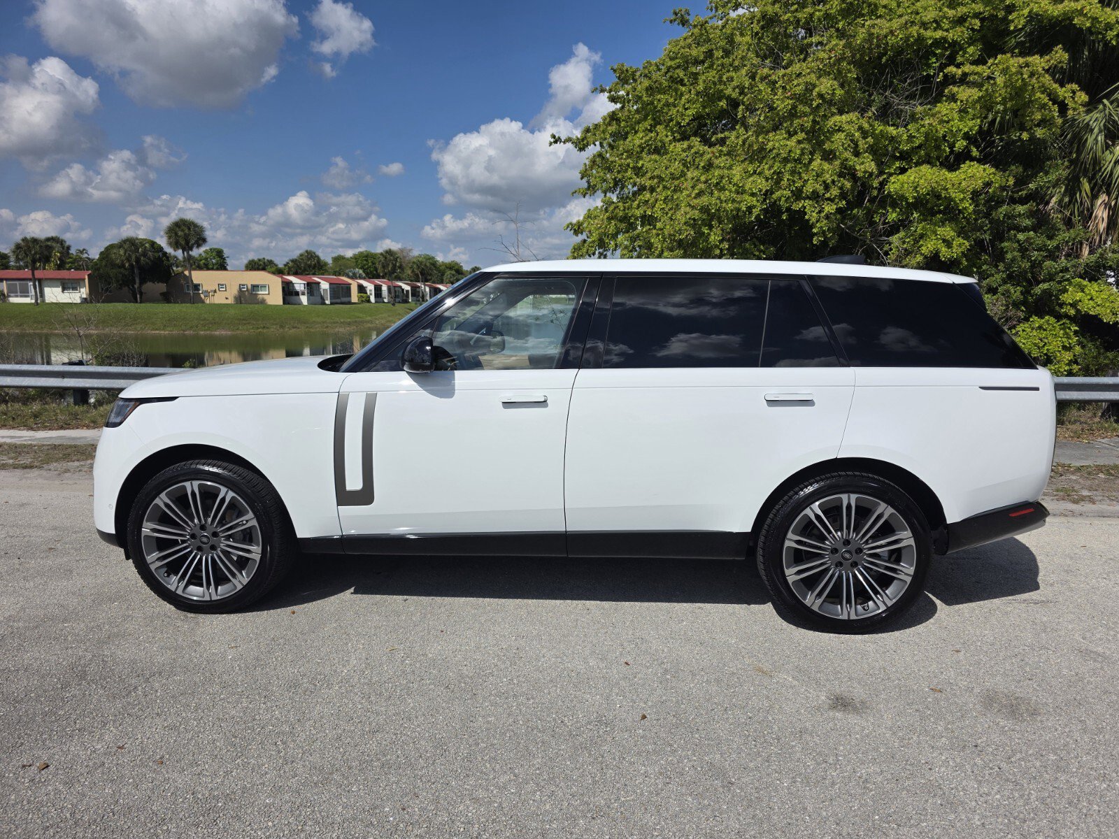 Used 2024 Land Rover Range Rover Long Wheelbase SE image 7