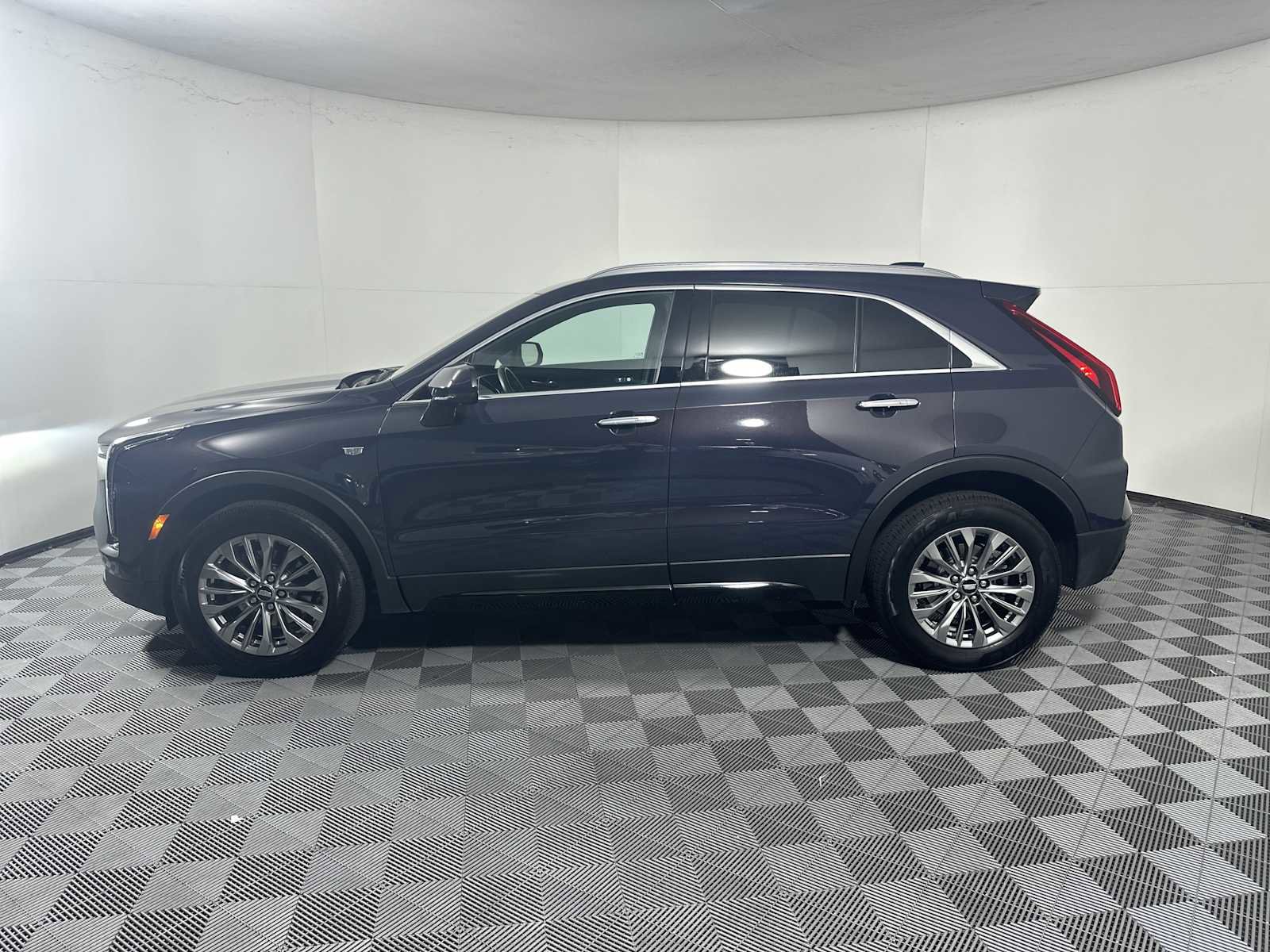 Used 2025 Cadillac XT4 Premium Luxury image 4