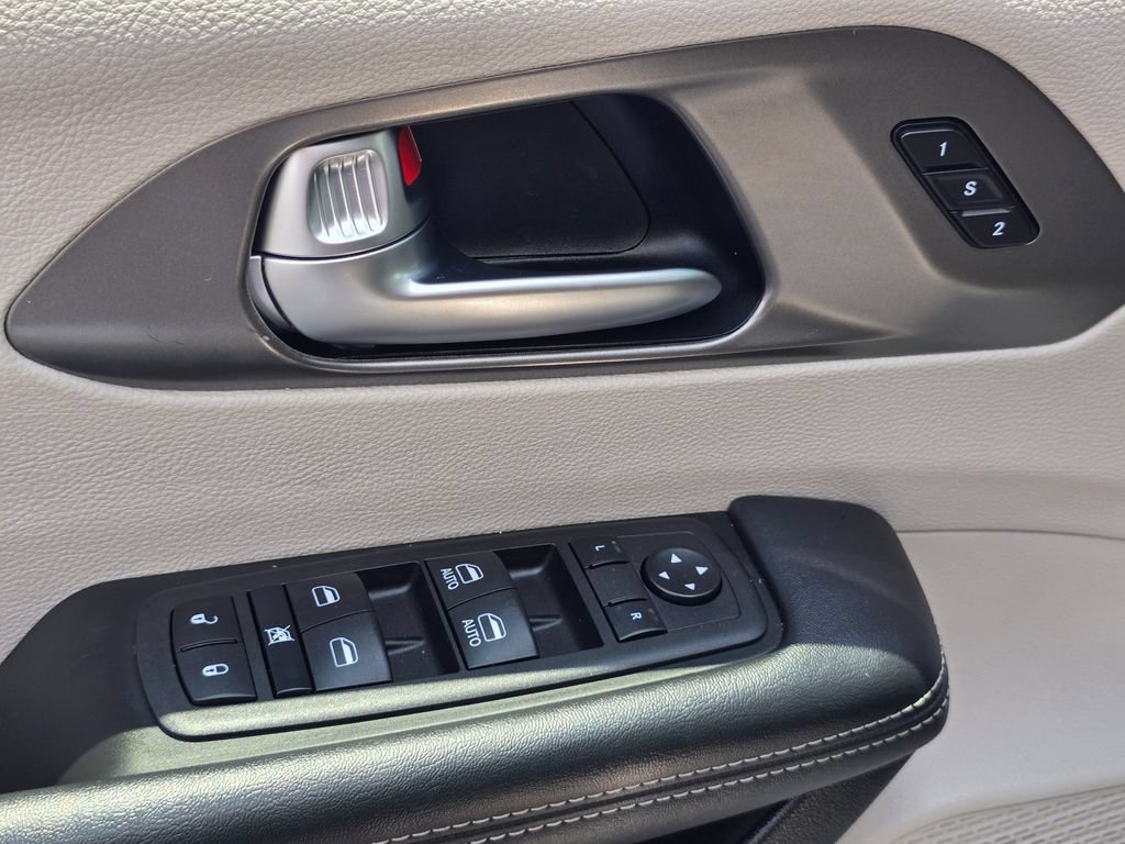 Used 2023 Chrysler Pacifica Touring-L FWD image 18