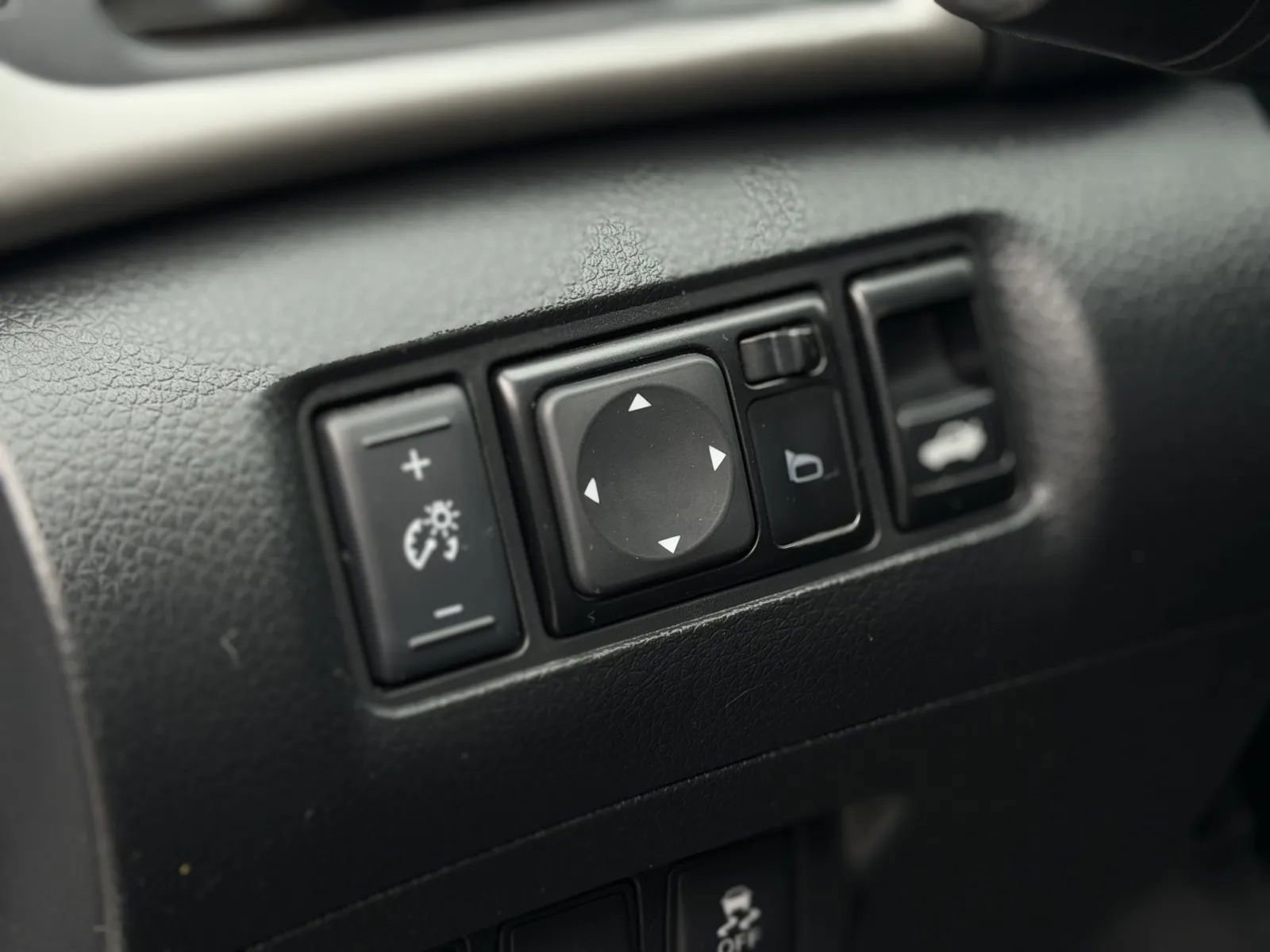 Used 2015 Nissan Sentra SL w/ Navigation Package image 24