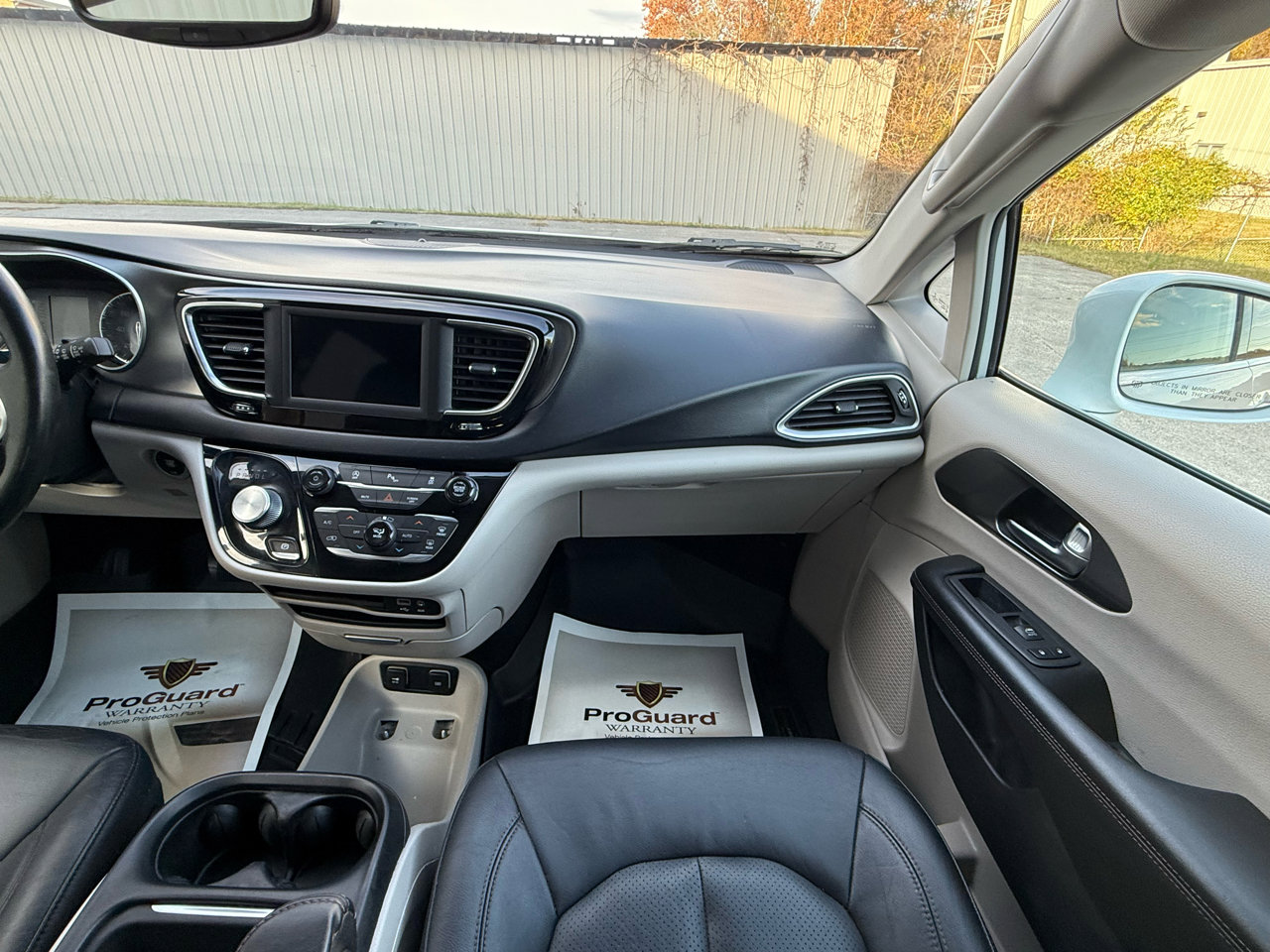 Used 2020 Chrysler Pacifica Touring-L image 13