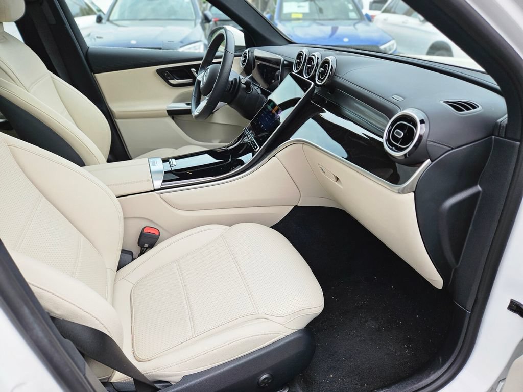 Used 2025 Mercedes-Benz GLC 300 4MATIC image 11