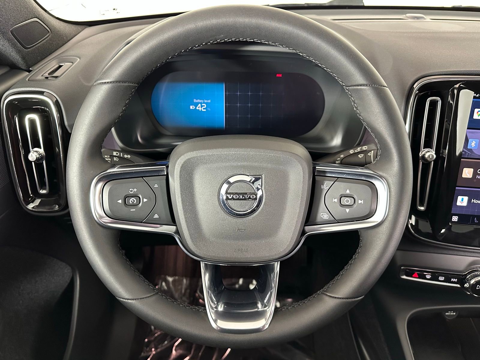 Used 2023 Volvo XC40 Recharge Plus image 9