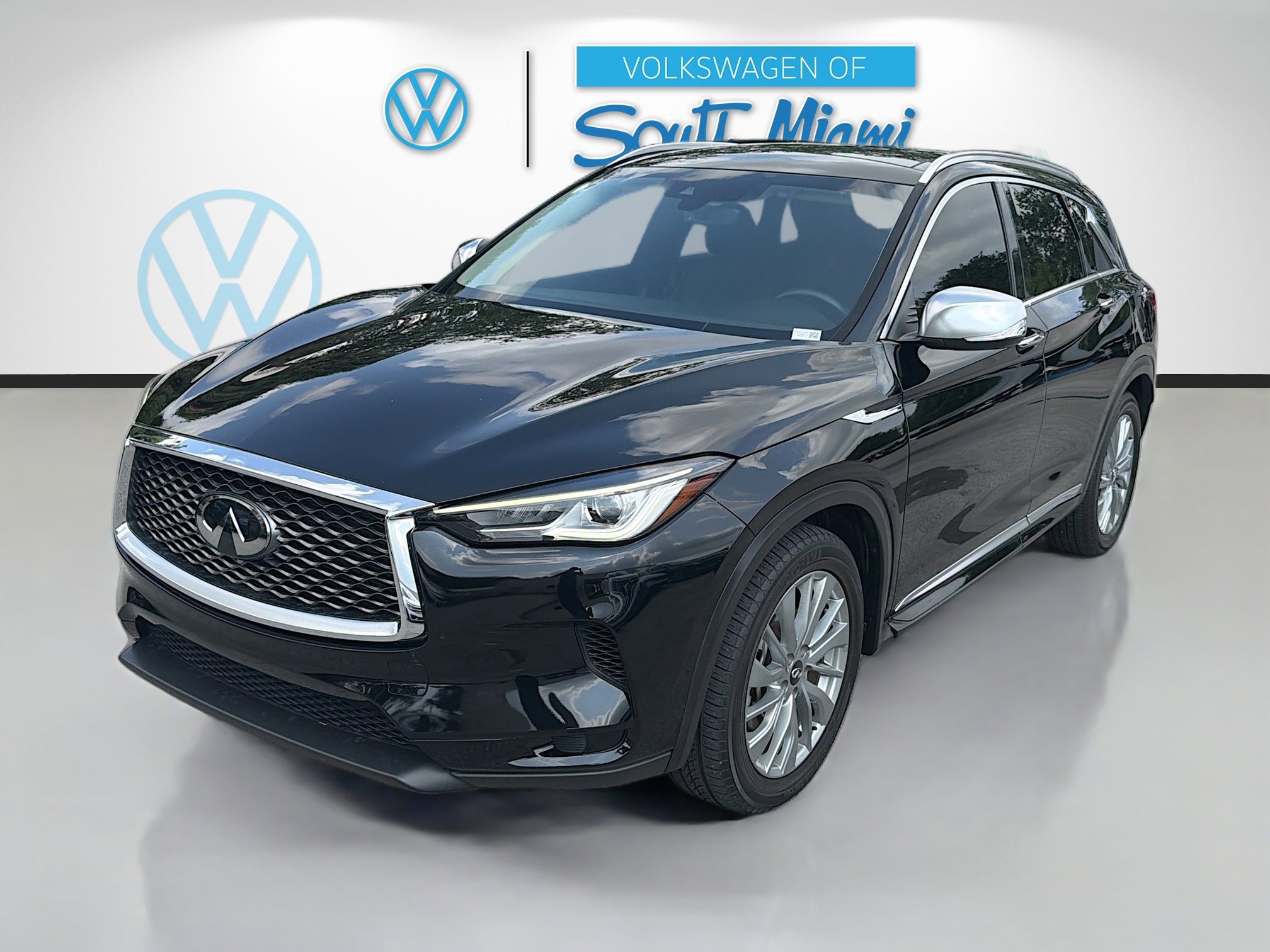 Used 2024 INFINITI QX50 Luxe w/ Accent Package FWD image 3