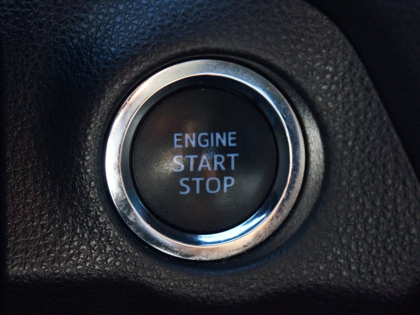 Used 2019 Toyota RAV4 XLE w/ Convenience Package FWD image 9