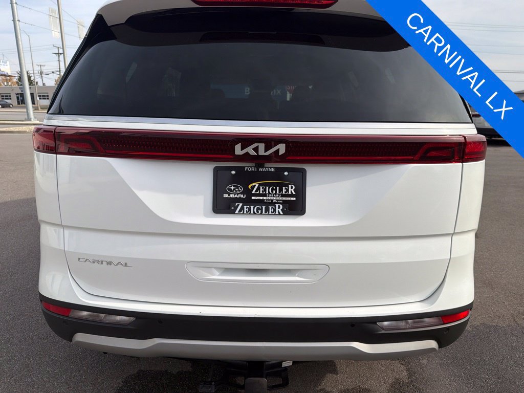 Used 2023 Kia Carnival LX FWD image 5