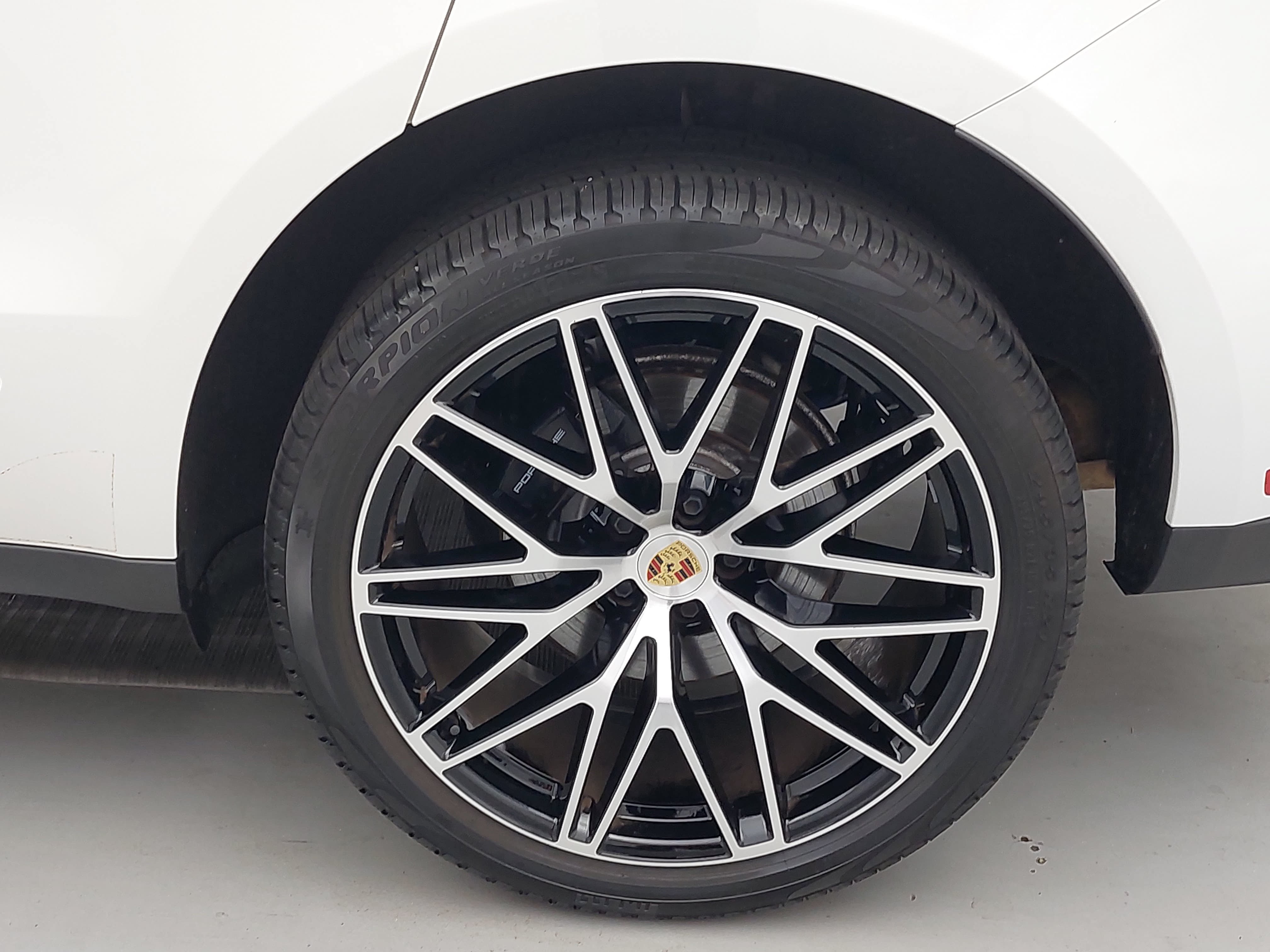 Certified 2025 Porsche Macan AWD/4WD image 36