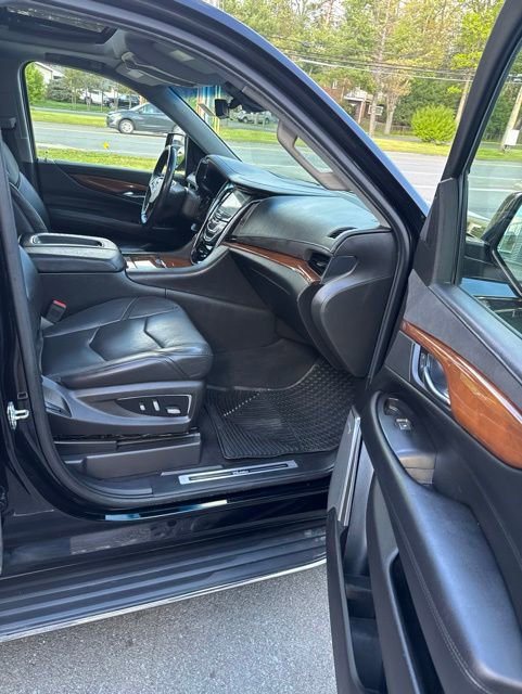 Used 2018 Cadillac Escalade Luxury AWD/4WD image 18
