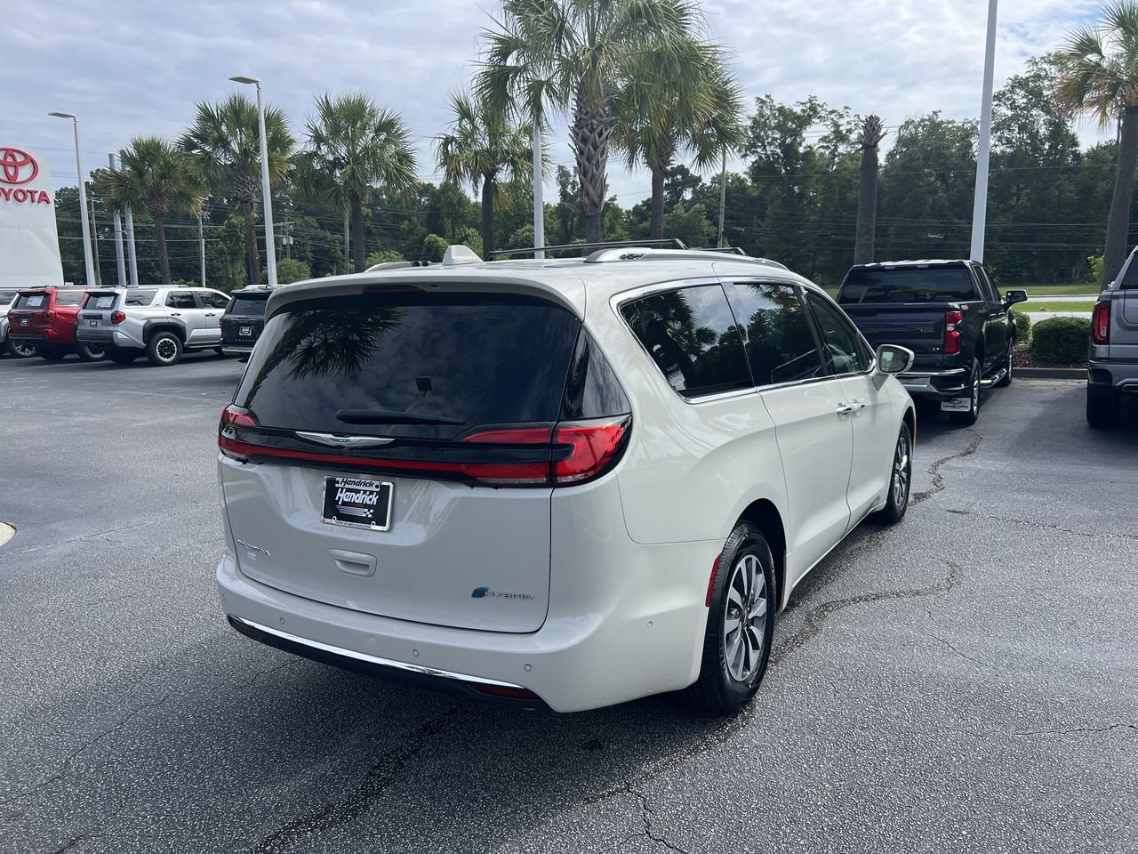 Used 2021 Chrysler Pacifica Touring-L FWD image 9