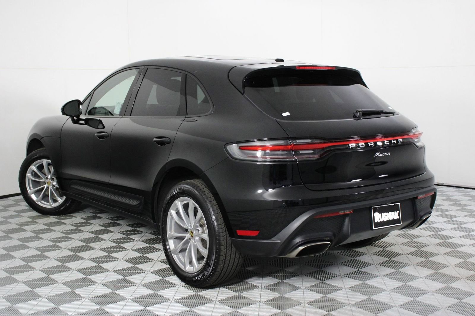 Certified 2026 Porsche Macan image 3