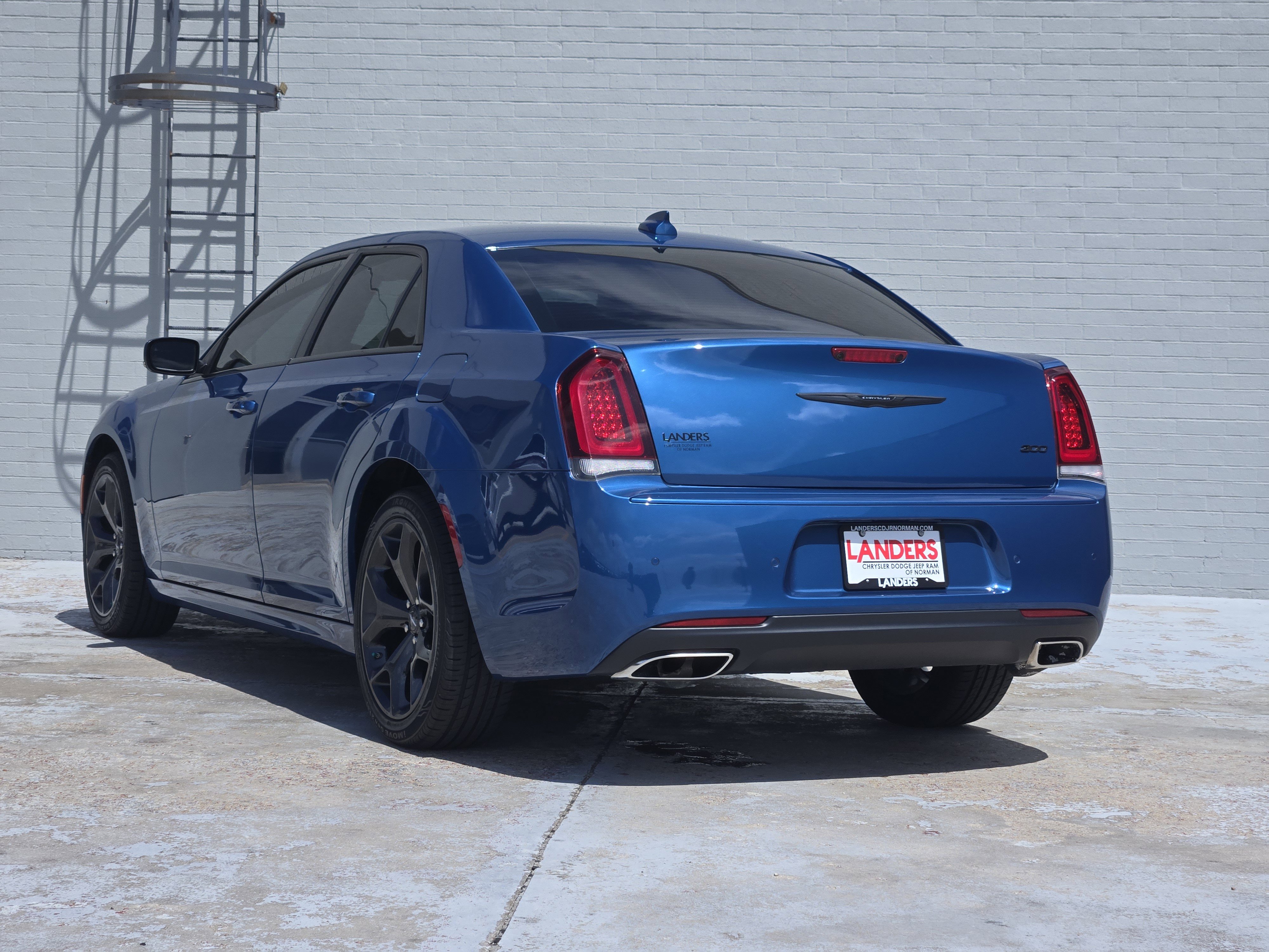 Used 2023 Chrysler 300 Touring L w/ Comfort Group RWD image 6
