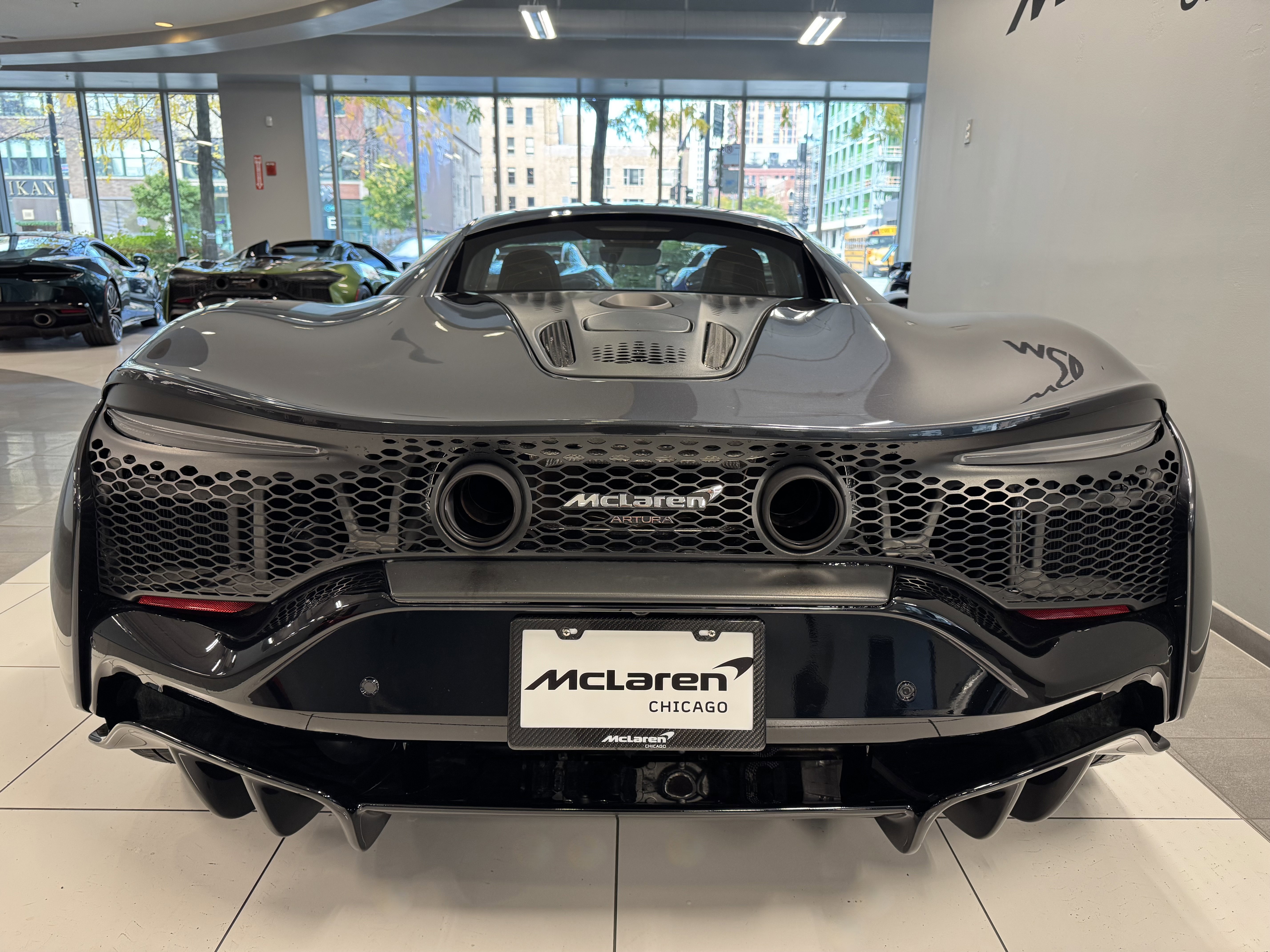 Used 2023 McLaren Artura image 3