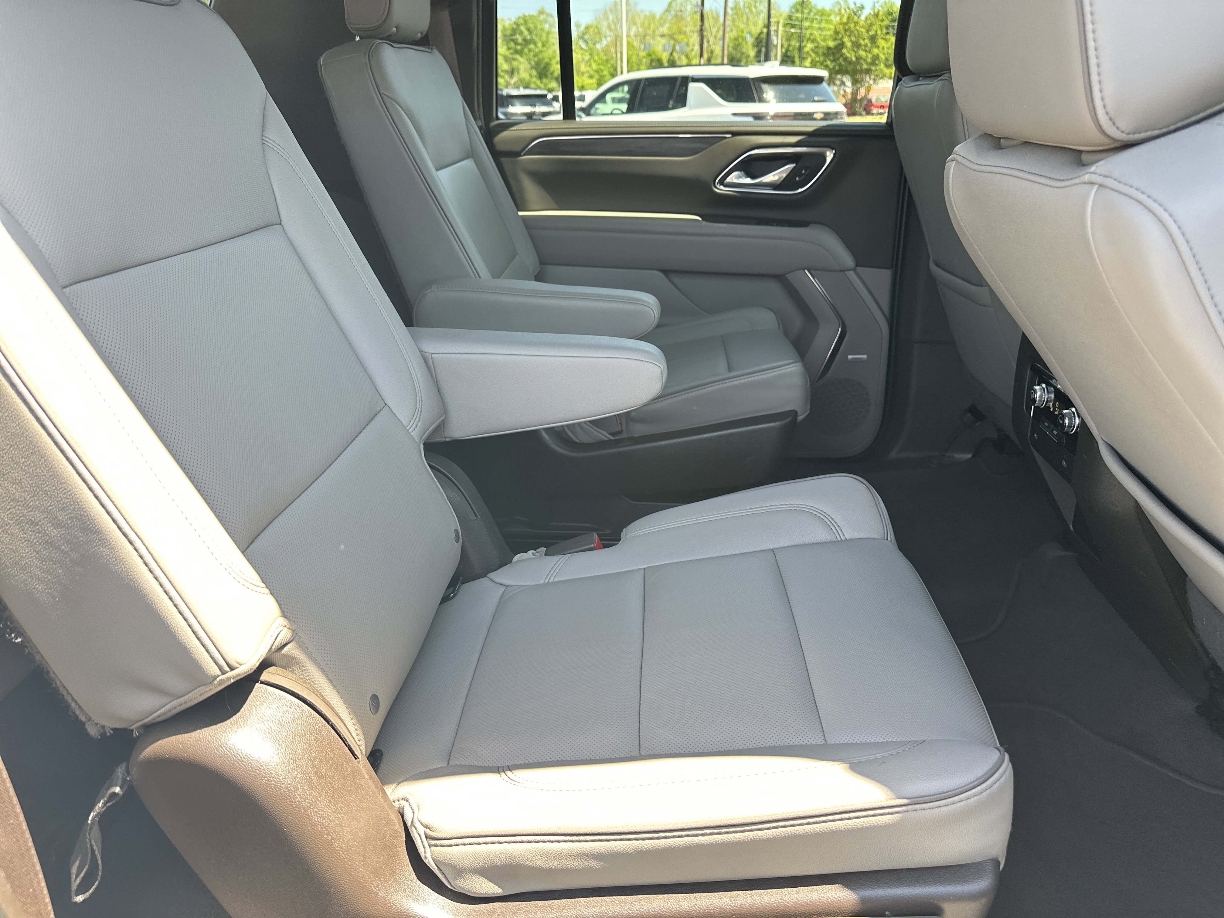 Used 2023 GMC Yukon XL SLT AWD/4WD image 16