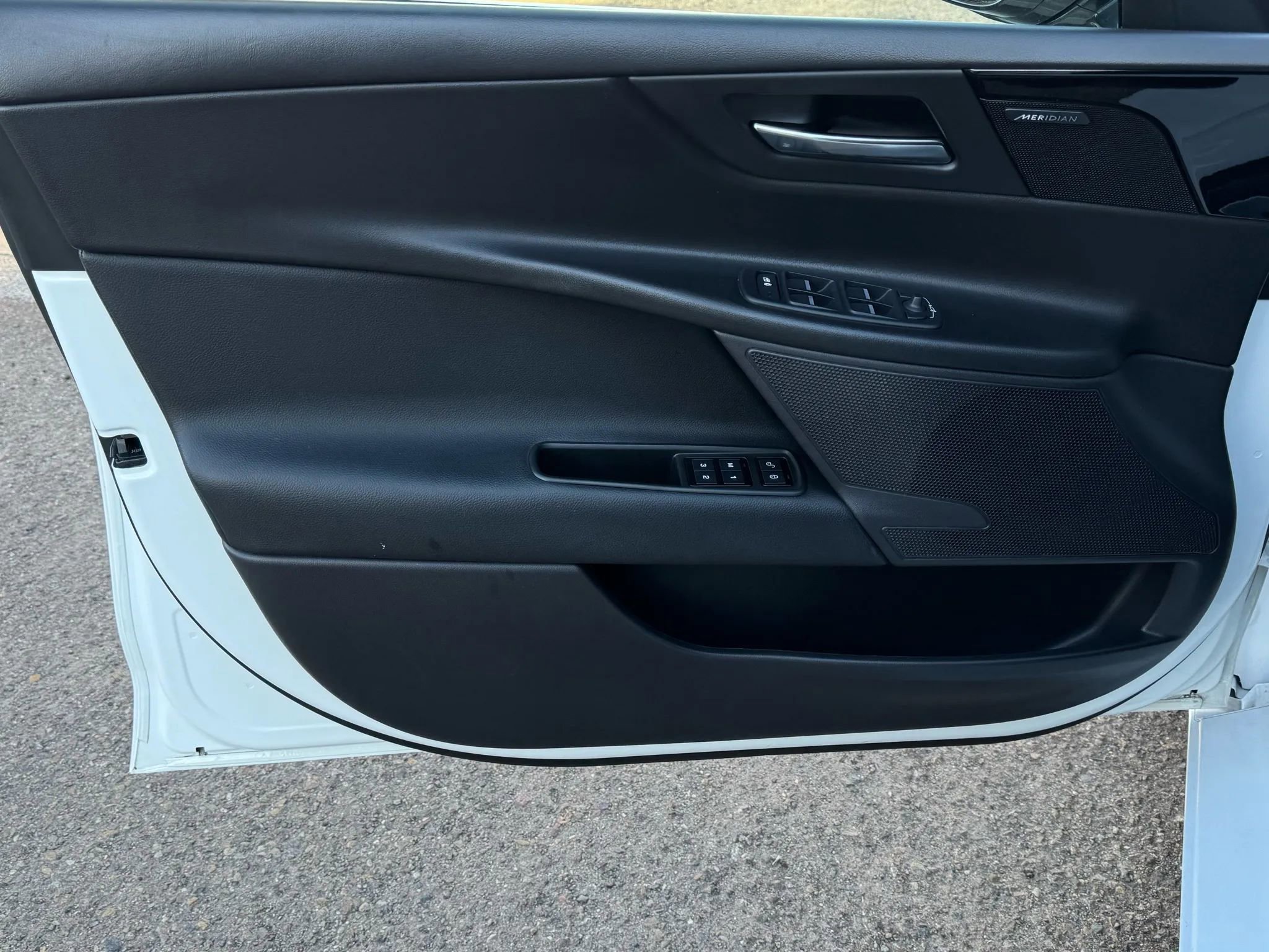 Used 2019 Jaguar XE Premium image 34