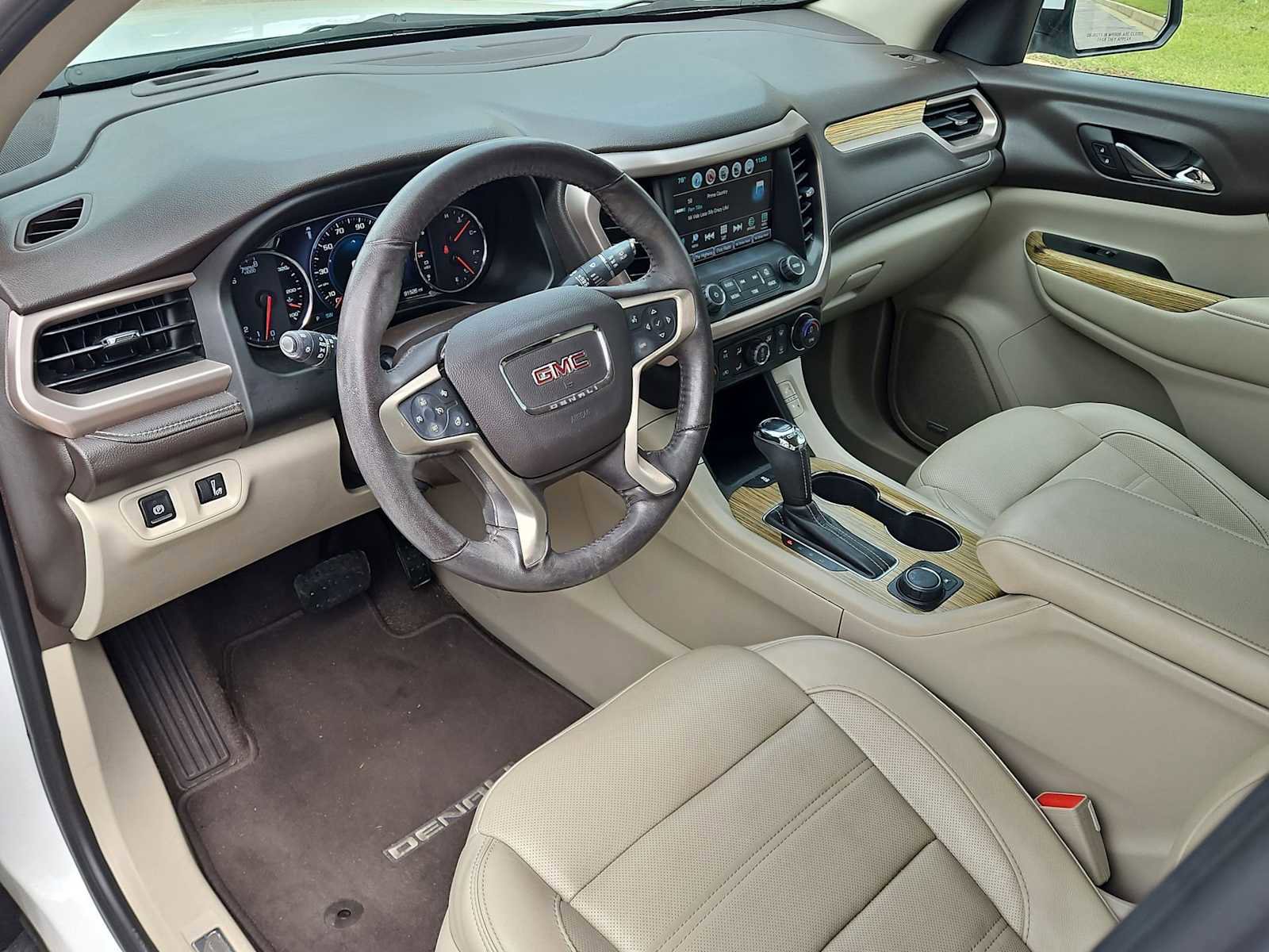 Used 2017 GMC Acadia Denali w/ Technology Package FWD image 10