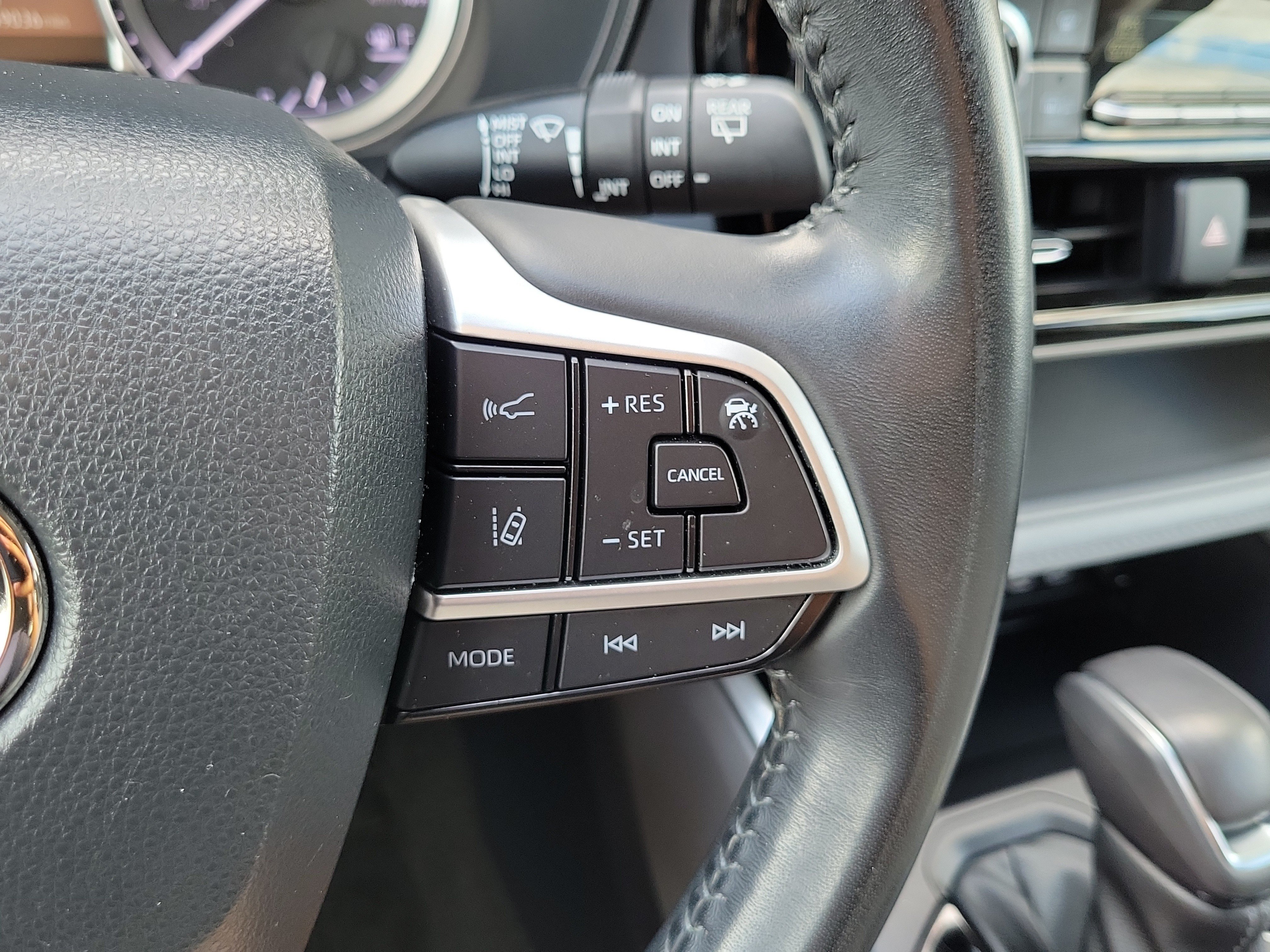 Used 2023 Toyota Highlander LE FWD image 25