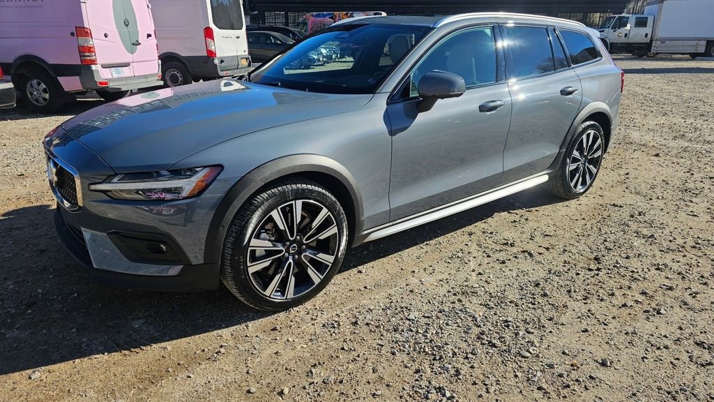Certified 2024 Volvo V60 B5 Cross Country Ultimate image 1