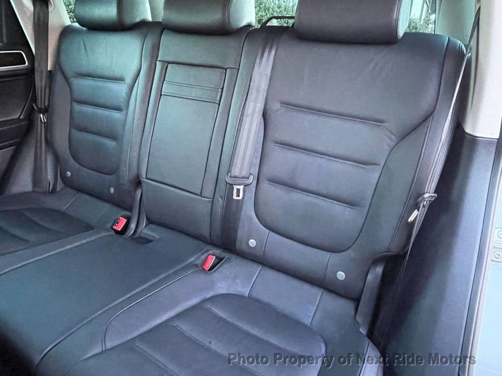 Used 2016 Volkswagen Touareg VR6 image 13