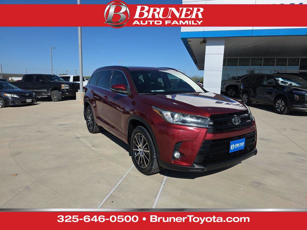 Used 2017 Toyota Highlander SE image 1