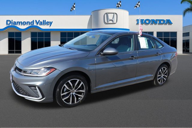 Used 2025 Volkswagen Jetta SE image 3