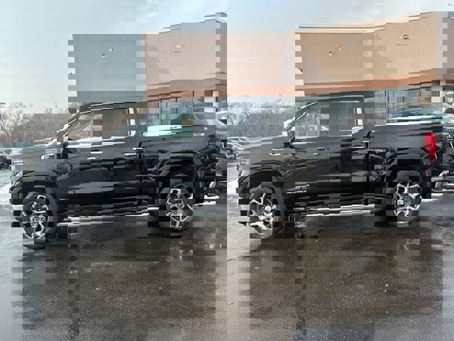 Used 2022 GMC Sierra 1500 SLT w/ SLT Premium Plus Package image 2