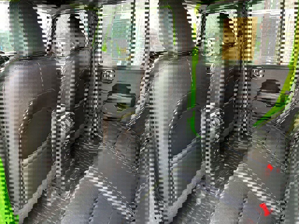 Used 2018 Jeep Wrangler Unlimited Sahara image 16