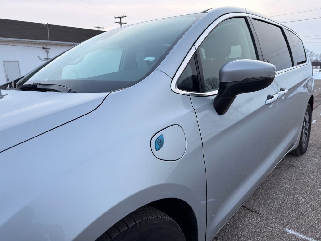 Used 2023 Chrysler Pacifica Touring-L image 13
